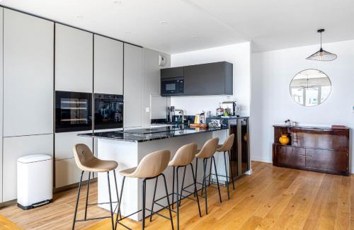 Suresnes Apartment | Exceptional Stay at GuestReady: Chic Retreat with Balcony