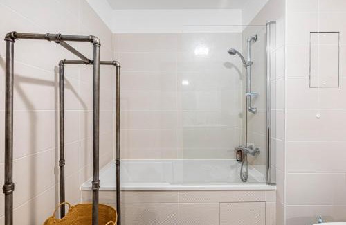 Suresnes Apartment | Exceptional Stay at GuestReady: Chic Retreat with Balcony