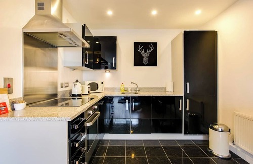 Peninsula Apartment | Discover Comfort by the Thames: Family-Friendly & Accessible