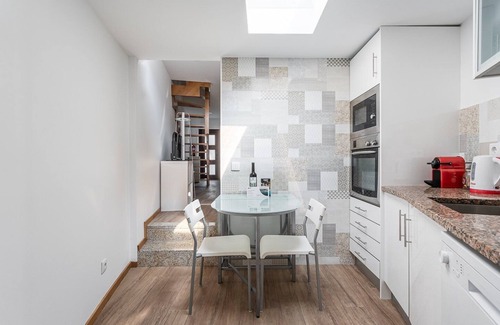 Lordelo do Ouro e Massarelos Apartment | Comfortable GuestReady Retreat with Breakfast & Kitchen Access