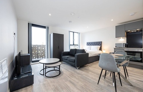 Vauxhall Apartment | GuestReady - Premier Studio with Spa in Liverpool, Rated 10/10