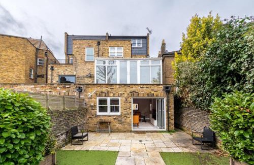 Fulham Apartment | Serene Fulham Oasis Retreat with Garden for Families