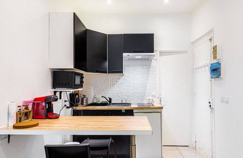 Pantin Apartment | Cozy Retreat: GuestReady in Pantin with Spa and Breakfast