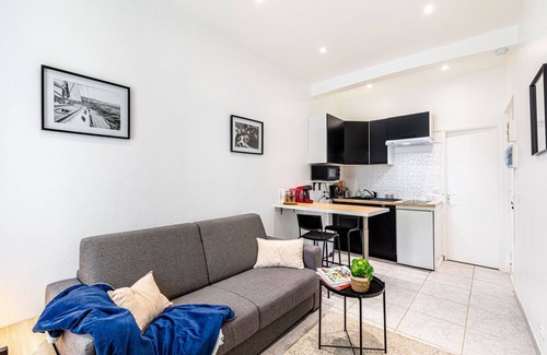 Pantin Apartment | Cozy Retreat: GuestReady in Pantin with Spa and Breakfast