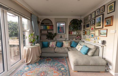 Hammersmith Apartment | Tranquil Leafy Terrace Retreat by the River – Family Friendly