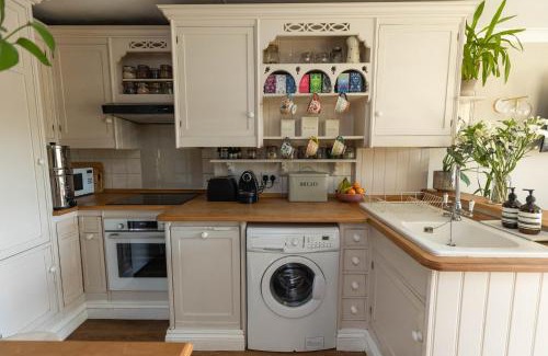Hammersmith Apartment | Tranquil Leafy Terrace Retreat by the River – Family Friendly
