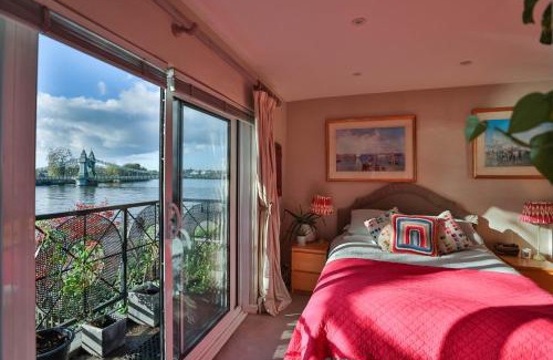 Hammersmith Apartment | Tranquil Leafy Terrace Retreat by the River – Family Friendly