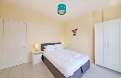 Liverpool House | Modern 2BR Home Near Anfield Stadium for Families