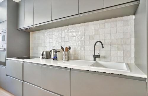 Croulebarbe Apartment | Modern Flat Near Latin Quarter - Child-Friendly Comfort