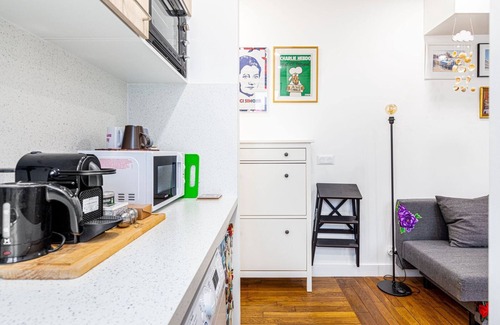 Montreuil Apartment | Modern Retreat in Montreuil: Family-Friendly Comfort Awaiting