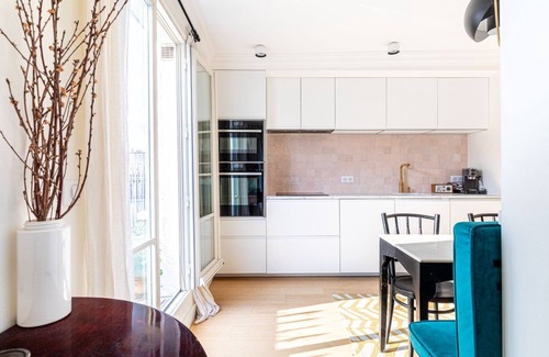 Vivienne Apartment | Ocean Blue Retreat with Sacré-Cœur Views & Spa Amenities