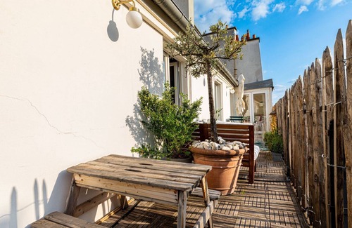 Vivienne Apartment | Ocean Blue Retreat with Sacré-Cœur Views & Spa Amenities