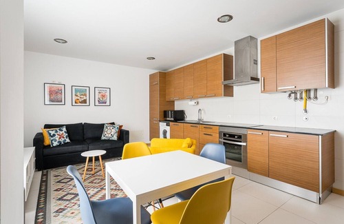 Aveiro Apartment | Ideal GuestReady Hotel: Relaxed Stay by the Canal