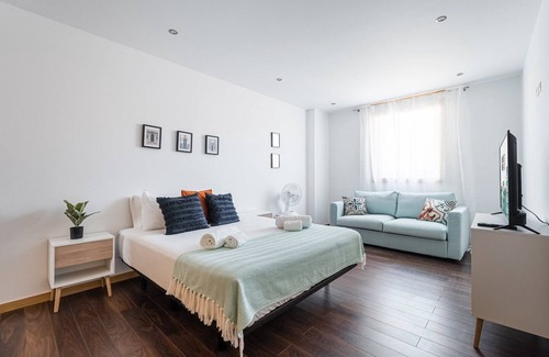 Aveiro Apartment | Ideal GuestReady Hotel: Relaxed Stay by the Canal