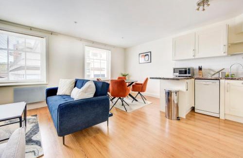 Hammersmith Apartment | Discover GuestReady: Serene Family Retreat in Hammersmith