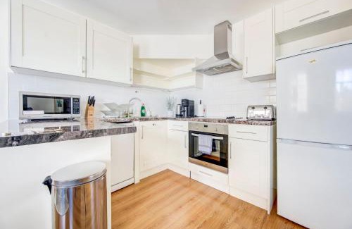 Hammersmith Apartment | Discover GuestReady: Serene Family Retreat in Hammersmith