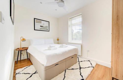 Hammersmith Apartment | Discover GuestReady: Serene Family Retreat in Hammersmith