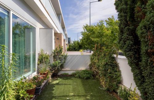 Nogueira Apartment | Trendy JOIVY House with Balcony & Terraces in Porto