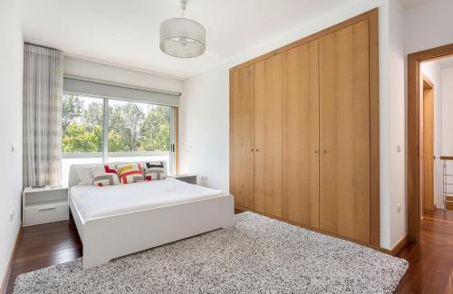Nogueira Apartment | Trendy JOIVY House with Balcony & Terraces in Porto
