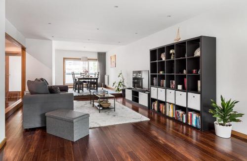 Nogueira Apartment | Trendy JOIVY House with Balcony & Terraces in Porto