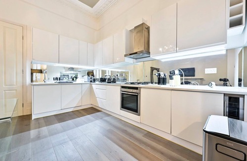 Redcliffe Apartment | Discover GuestReady: A Tranquil Retreat in Earl's Court