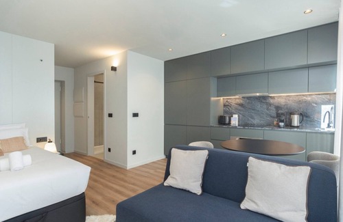 Mafamude Apartment | Trendy Studio in Gaia with Family-Friendly Amenities