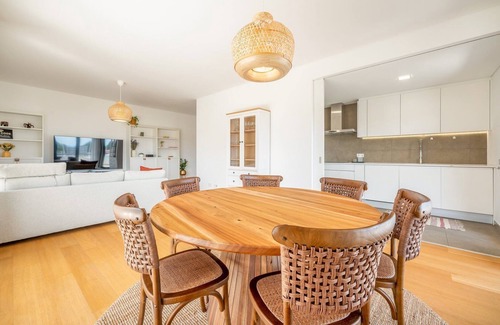 Seixal Apartment | Tranquil GuestReady Retreat with Ocean View & Breakfast
