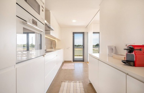 Seixal Apartment | Tranquil GuestReady Retreat with Ocean View & Breakfast