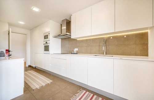 Seixal Apartment | Tranquil GuestReady Retreat with Ocean View & Breakfast