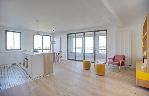 Bastide Apartment | Trendy GuestReady Residence with River View & Spa Amenities