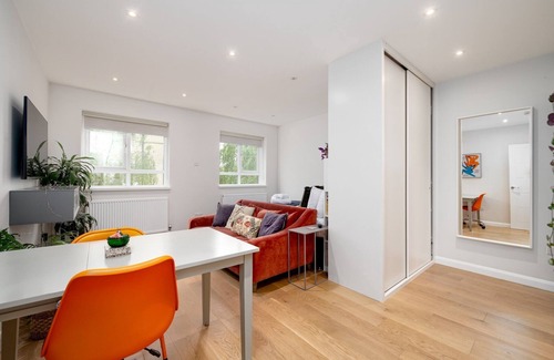 Lambeth Apartment | GuestReady - Trendy Studio in Brixton with Spa & Breakfast