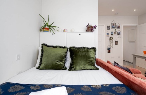 Lambeth Apartment | GuestReady - Trendy Studio in Brixton with Spa & Breakfast