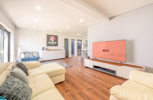 Carvoeira House | GuestReady - Villa Belas