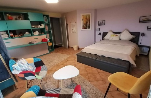 Bruyeres Bed & Breakfast | Cozy Guestroom Bruyères Studio for Two with Spa & Breakfast