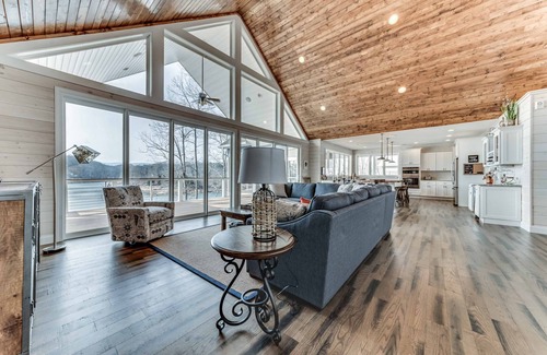 Big Creek House | Guest Favorite: Premier Lake House with Two-Story Dock