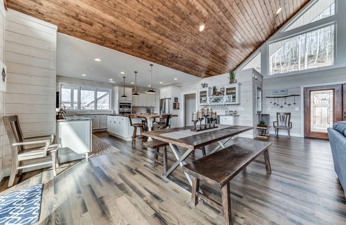 Big Creek House | Guest Favorite: Premier Lake House with Two-Story Dock