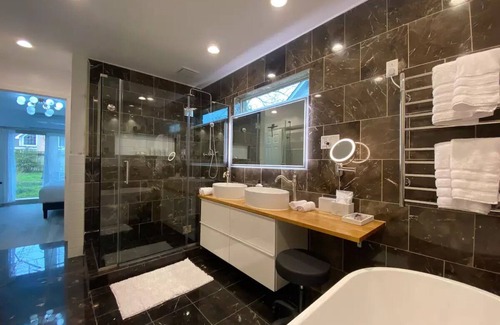Wimbledon Falls Apartment | Cozy Guests Studio with Kitchen and Spa Amenities