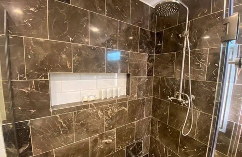 Wimbledon Falls Apartment | Cozy Guests Studio with Kitchen and Spa Amenities