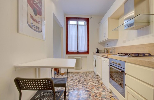 Dorsoduro Apartment | Romantic Guggenheim Retreat with Kitchen & Free WiFi