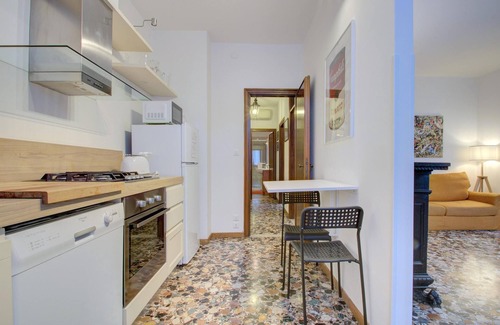 Dorsoduro Apartment | Romantic Guggenheim Retreat with Kitchen & Free WiFi