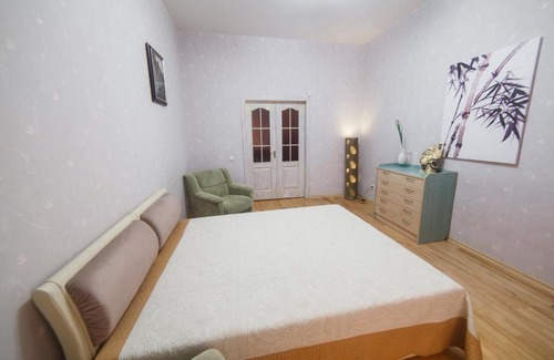 Minsk City Centre Apartment | Discover Minsk: Pet-Friendly Stay at Karla Marksa Hotel