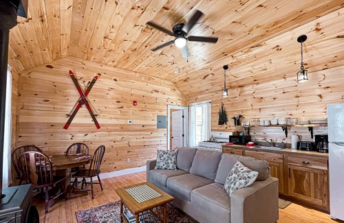 Meacham Cabin | Serene Guides Cabin with Woodland View & Pool Access