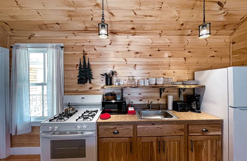 Meacham Cabin | Serene Guides Cabin with Woodland View & Pool Access