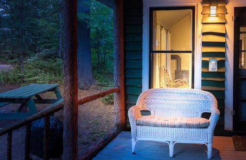 Meacham Cabin | Serene Guides Cabin with Woodland View & Pool Access
