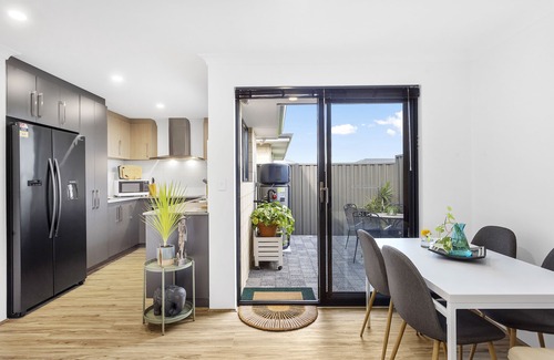 Perth House | Modern Family Retreat in Guildford with Free WiFi & Parking