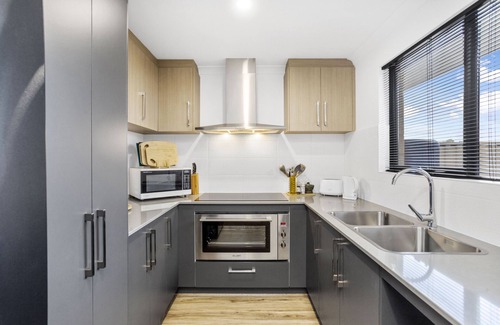 Perth House | Modern Family Retreat in Guildford with Free WiFi & Parking
