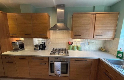 Guildford House | Guildford Retreat: 4BD Riverside Escape and Garden
