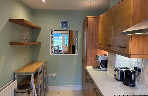 Guildford House | Guildford Retreat: 4BD Riverside Escape and Garden
