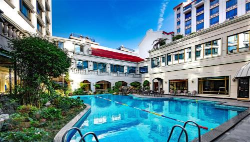 Guilin City Centre Hotel | Guilin Bravo Hotel: 5-Star Stay with Pool & Breakfast