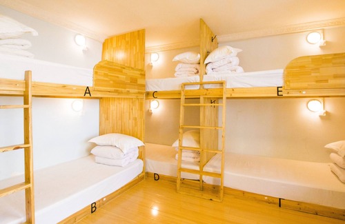 Qixing Hostel | Discover Guilin Cyan Box Hostel: Family-Friendly Retreat